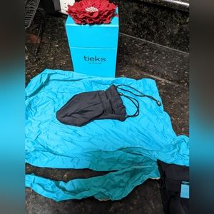 Tiek box, shoe bag, carry bag and flower toppers